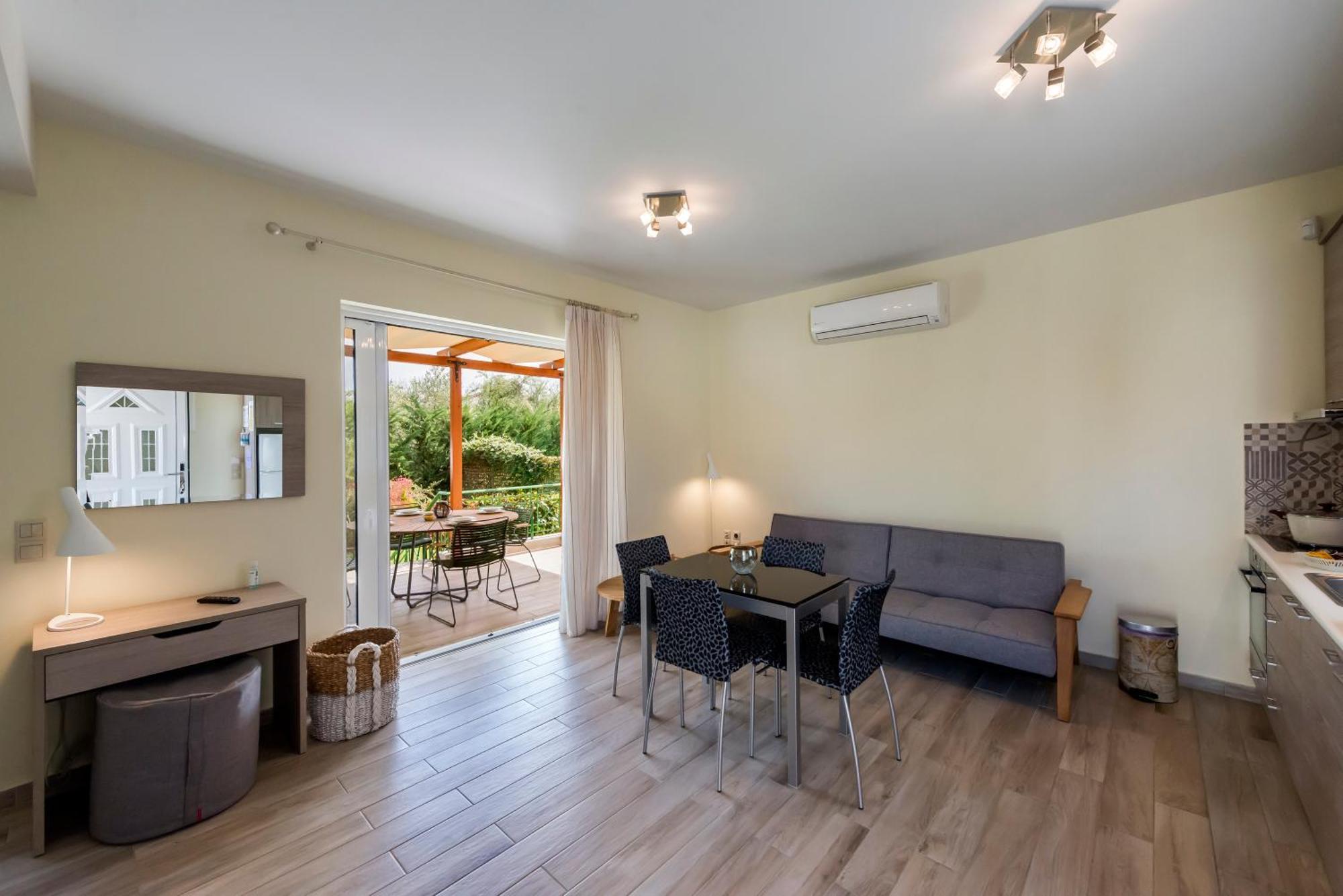 Estia Coastal Dream - Lush & Enchanting Garden Gem Apartment *