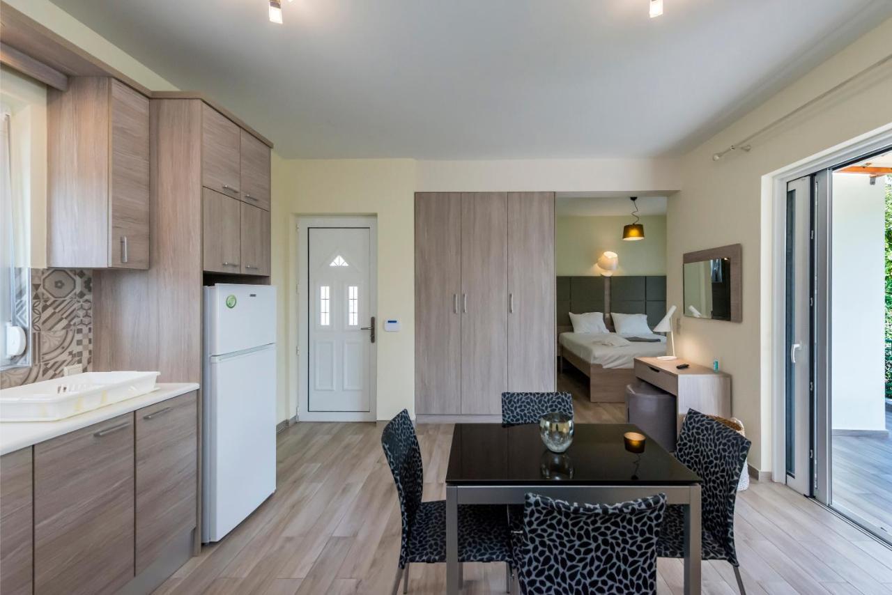 Apartment Estia Coastal Dream - Lush & Enchanting Garden Gem Finikounta